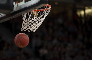 k1集团NBA篮球赛事直播截图，显示球员扣篮的精彩镜头